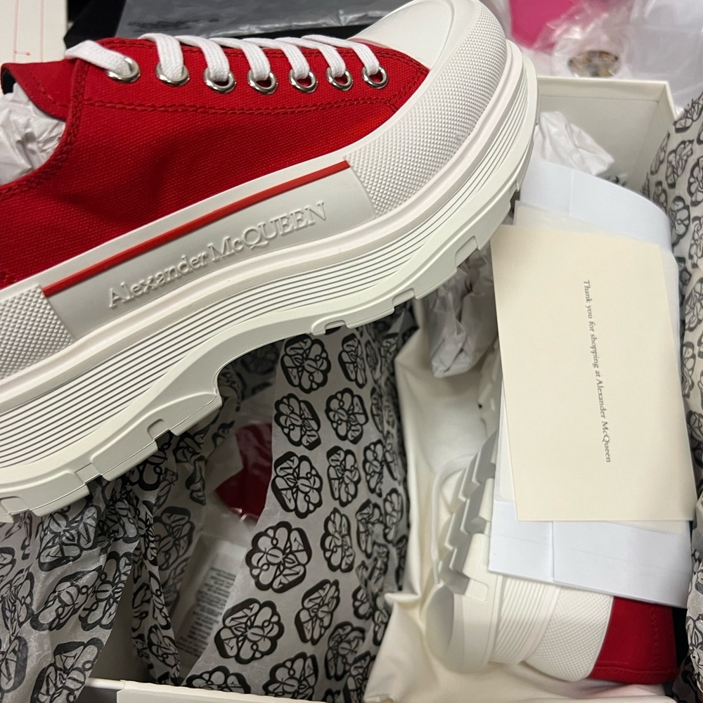 Alexander McQueen mens tread slick lace up sneaker in lust red size 41